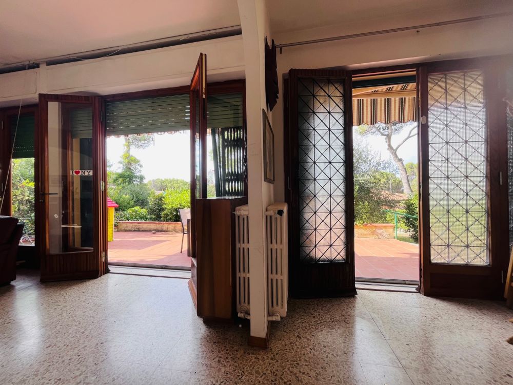 Villa con Giardino in Vendita a Livorno zona Quercianella