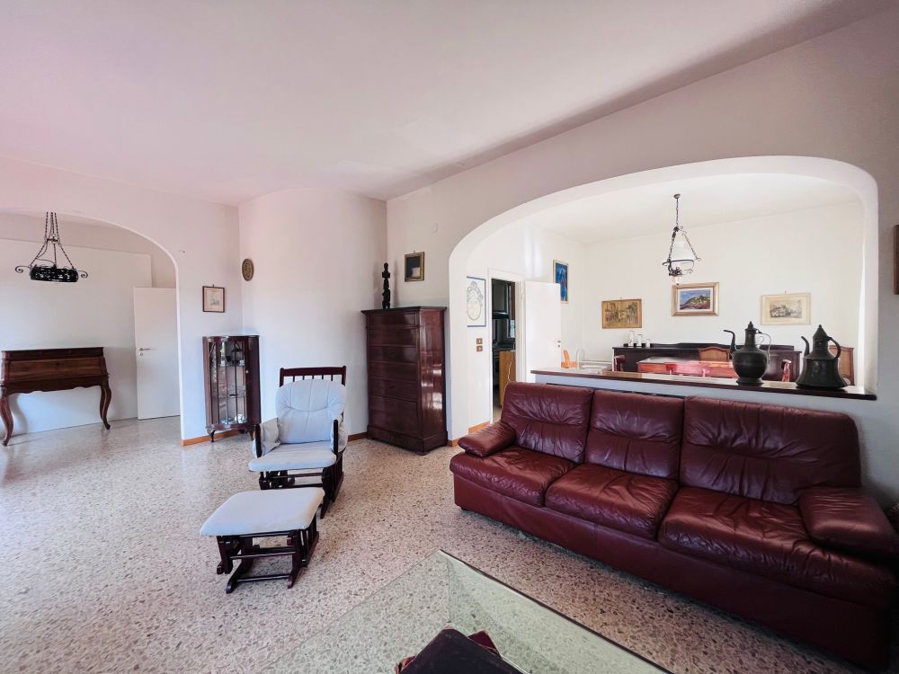 Villa con Giardino in Vendita a Livorno zona Quercianella