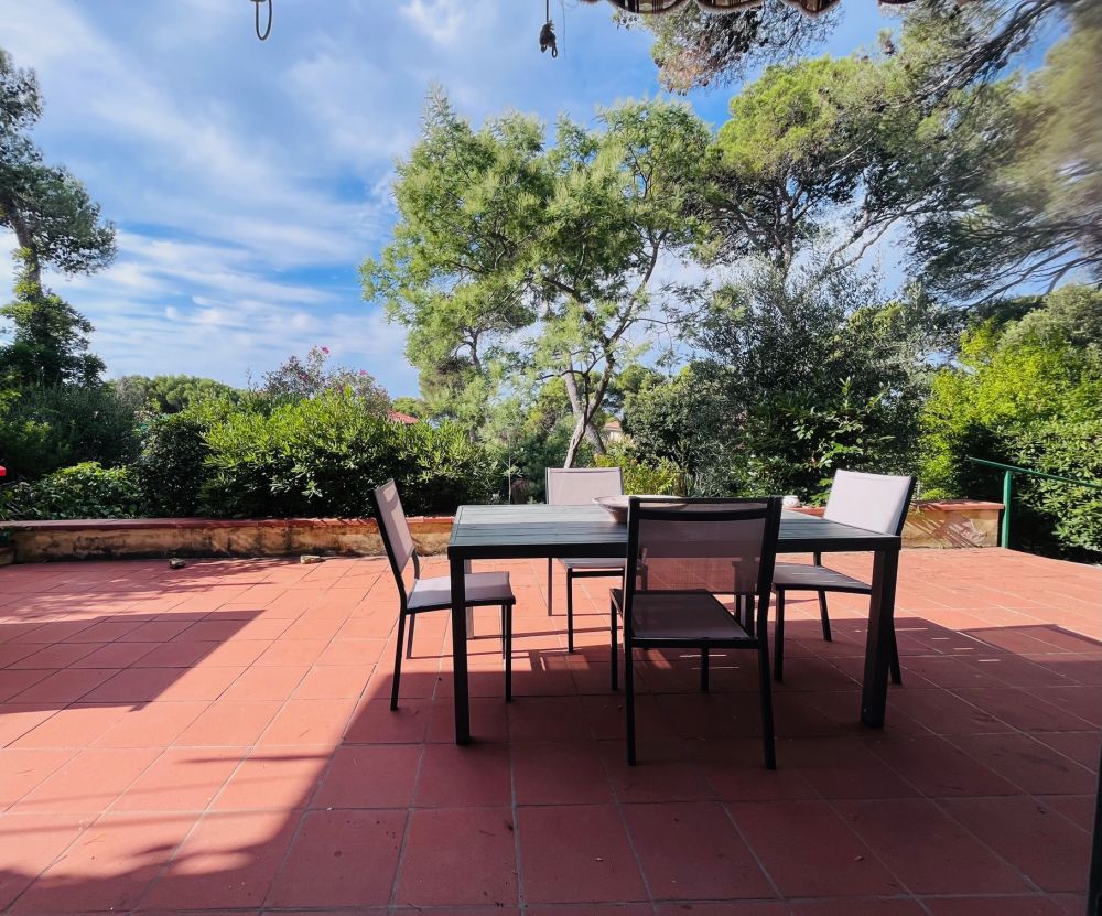 Villa con Giardino in Vendita a Livorno zona Quercianella