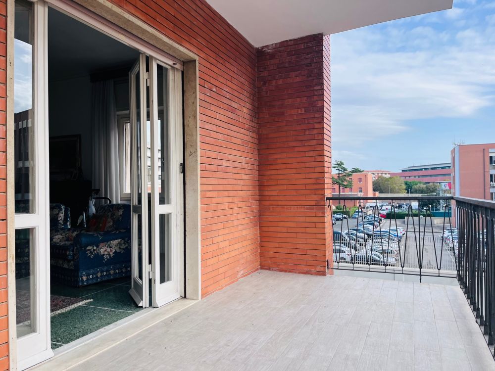 Appartamento signorile e di ampia metratura con cantina in vendita zona Fabbricotti a Livorno