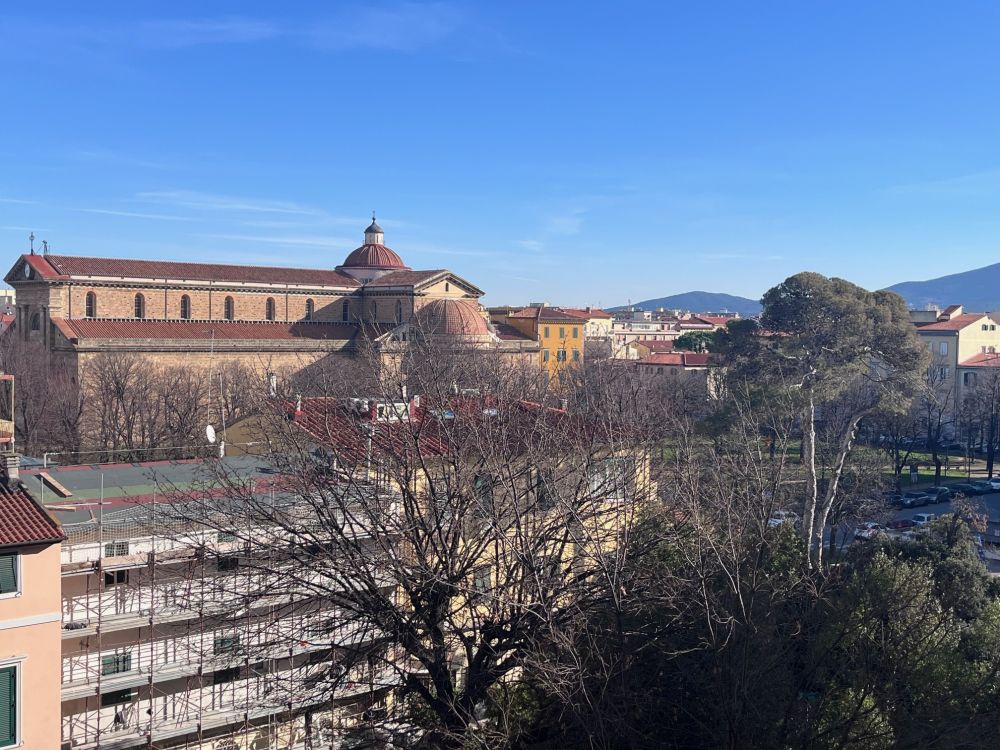 Appartamento piano alto e luminoso in vendita a Livorno con Garage e Cantina