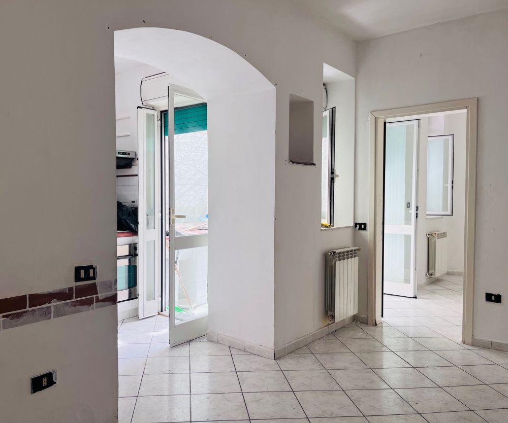 appartamento ristrutturato con 2 matrimoniali e 2 bagni con finestra zona Mare- Accademia, vendesi in Livorno