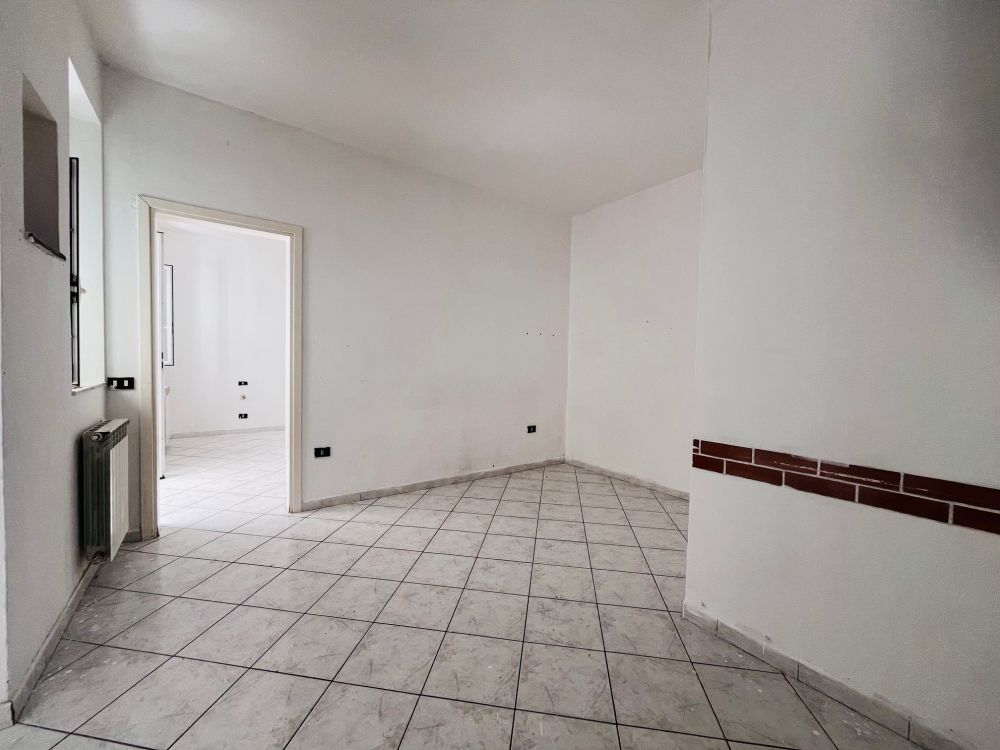 appartamento ristrutturato con 2 matrimoniali e 2 bagni con finestra zona Mare- Accademia, vendesi in Livorno
