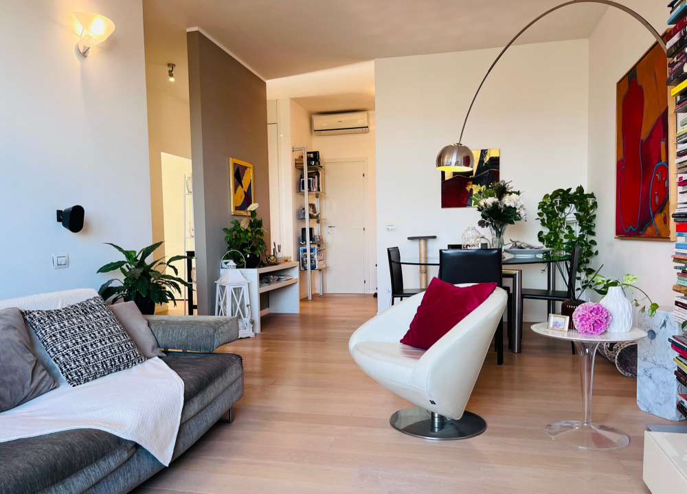Appartamento signorile ristrutturato con 3 camere posto auto e cantina vista Mare vendita a Livorno zona San Jacopo