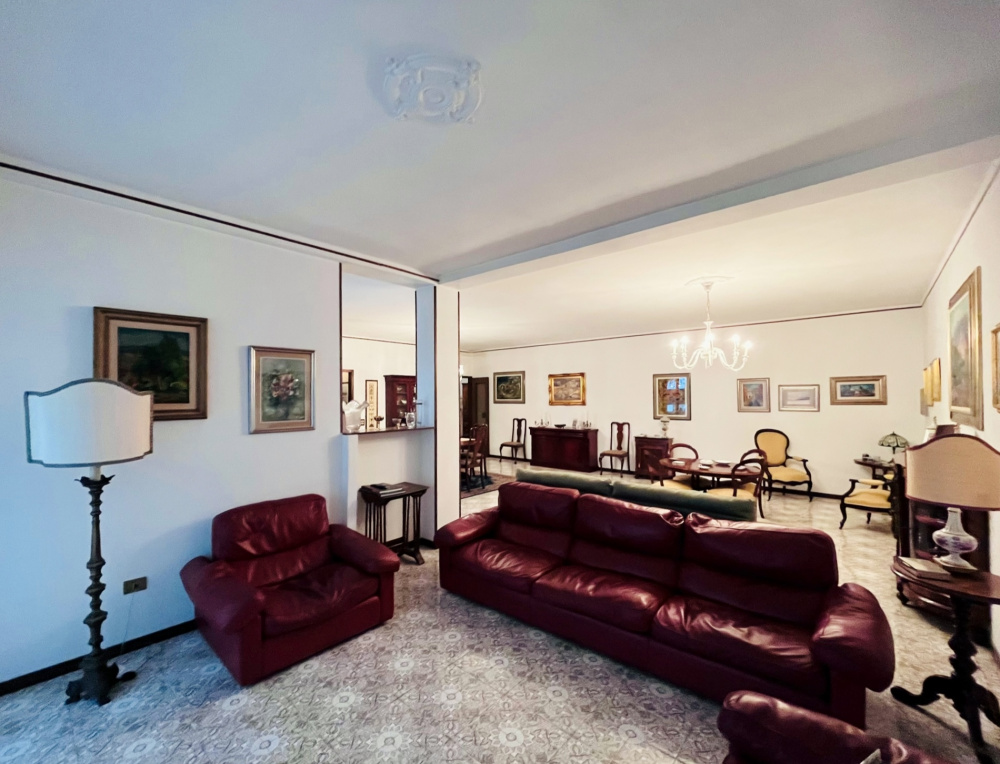 Appartamento signorile ampia metratura in vendita a Livorno zona Redi con posto auto e cantina