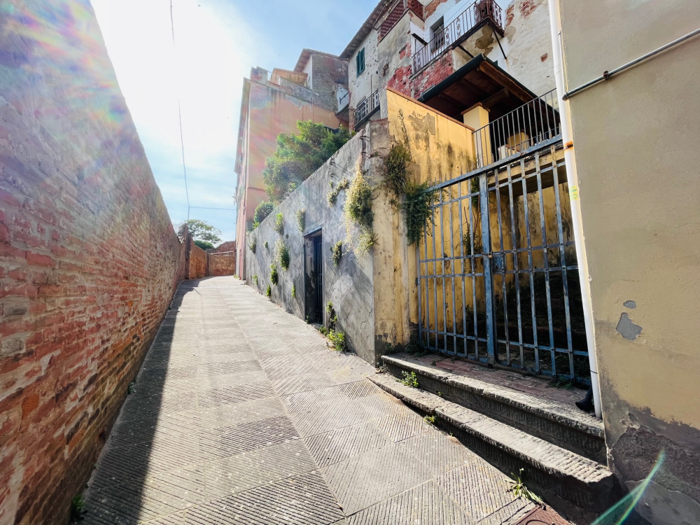 casa Torre indipendente con terrazze giardino privato garage Santa Maria a Monte in vendita