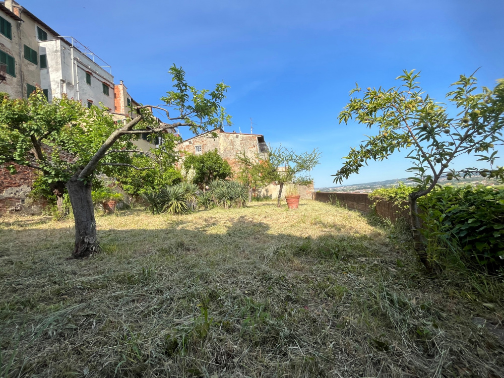casa Torre indipendente con terrazze giardino privato garage Santa Maria a Monte in vendita