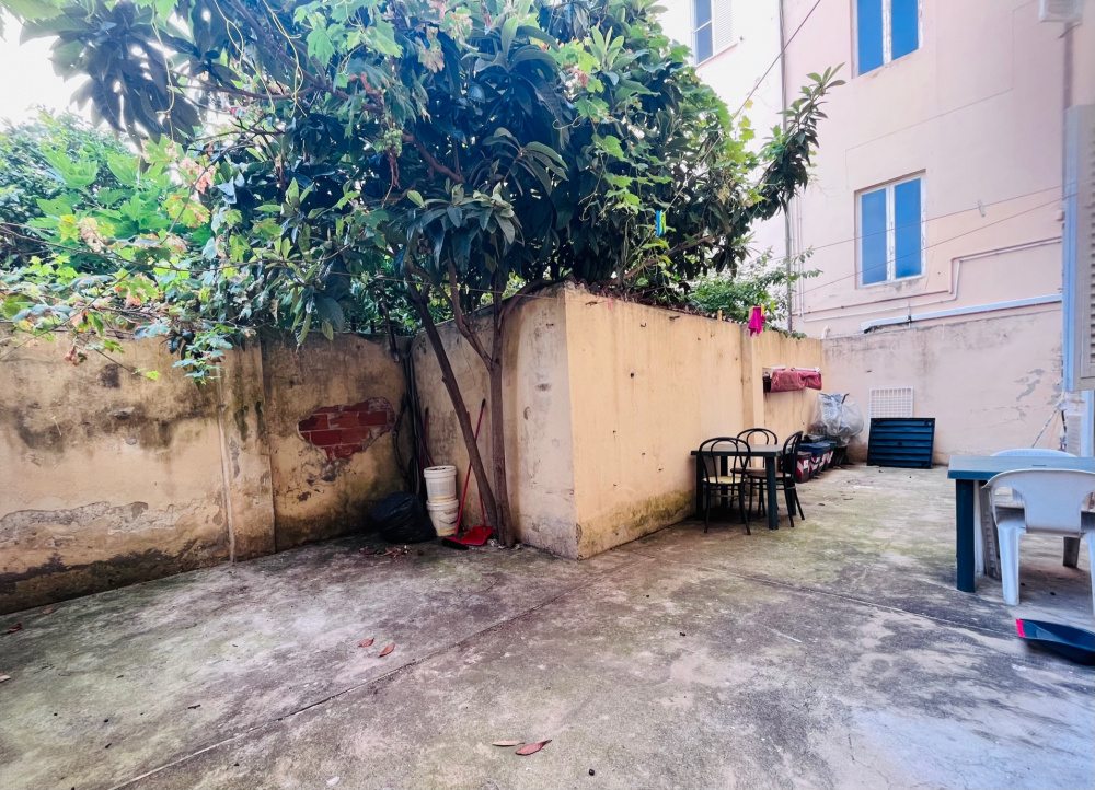 Appartamento ampia metratura con ingresso indipendente e con giardino privato in vendita a Livorno Zona Magenta