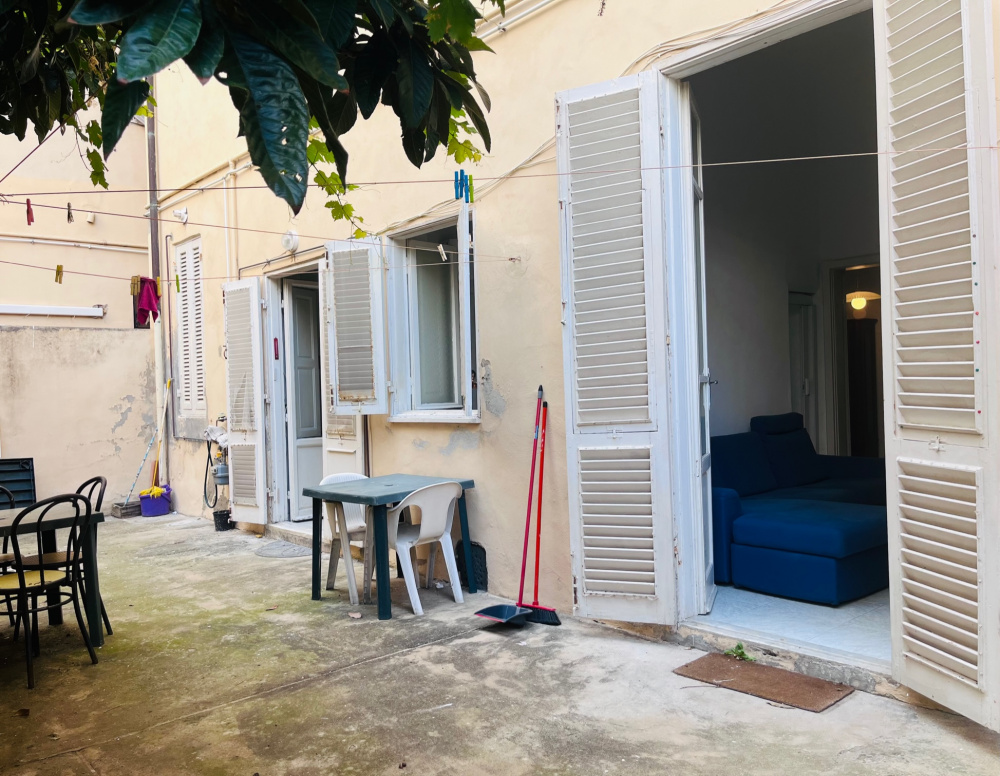 Appartamento ampia metratura con ingresso indipendente e con giardino privato in vendita a Livorno Zona Magenta