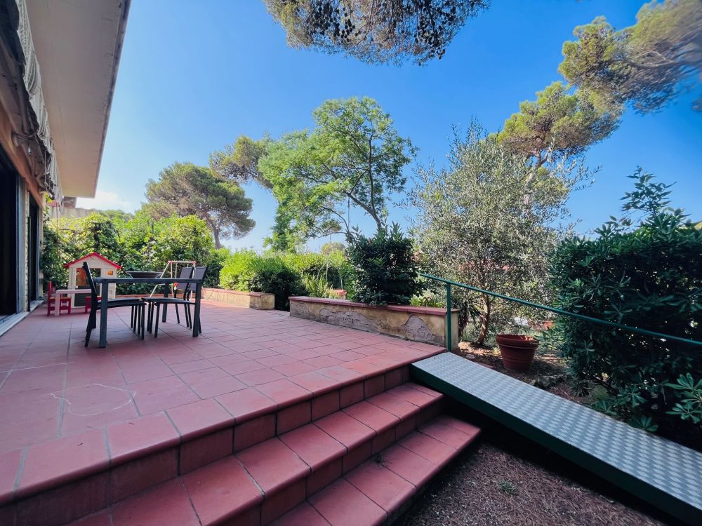 Villa con Giardino in Vendita a Livorno zona Quercianella