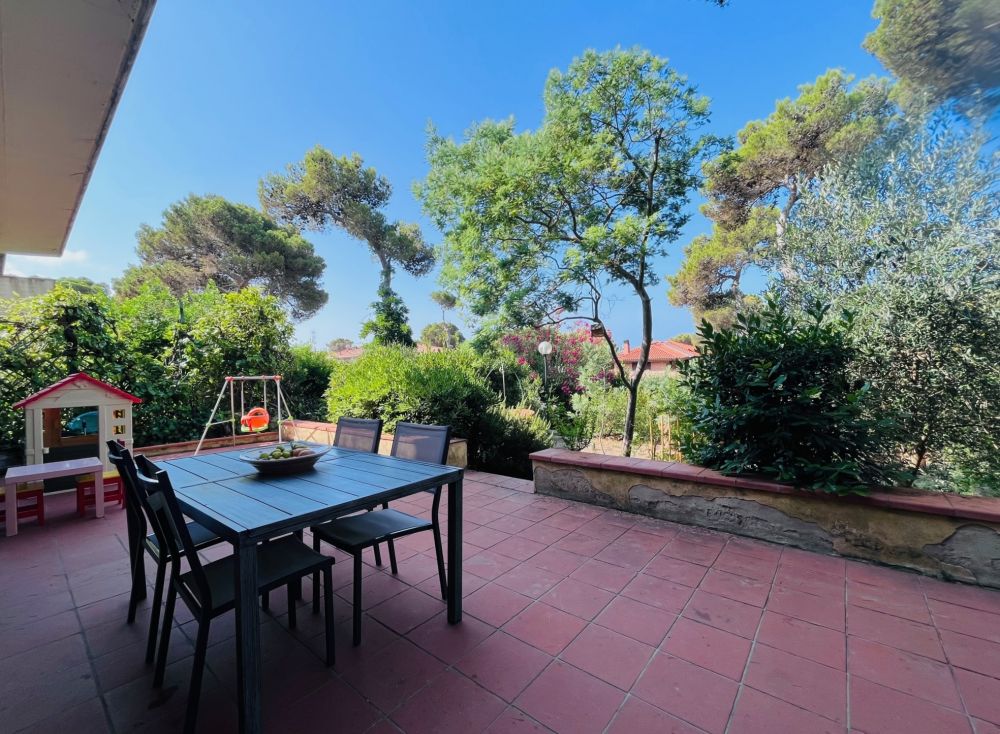 Villa con Giardino in Vendita a Livorno zona Quercianella