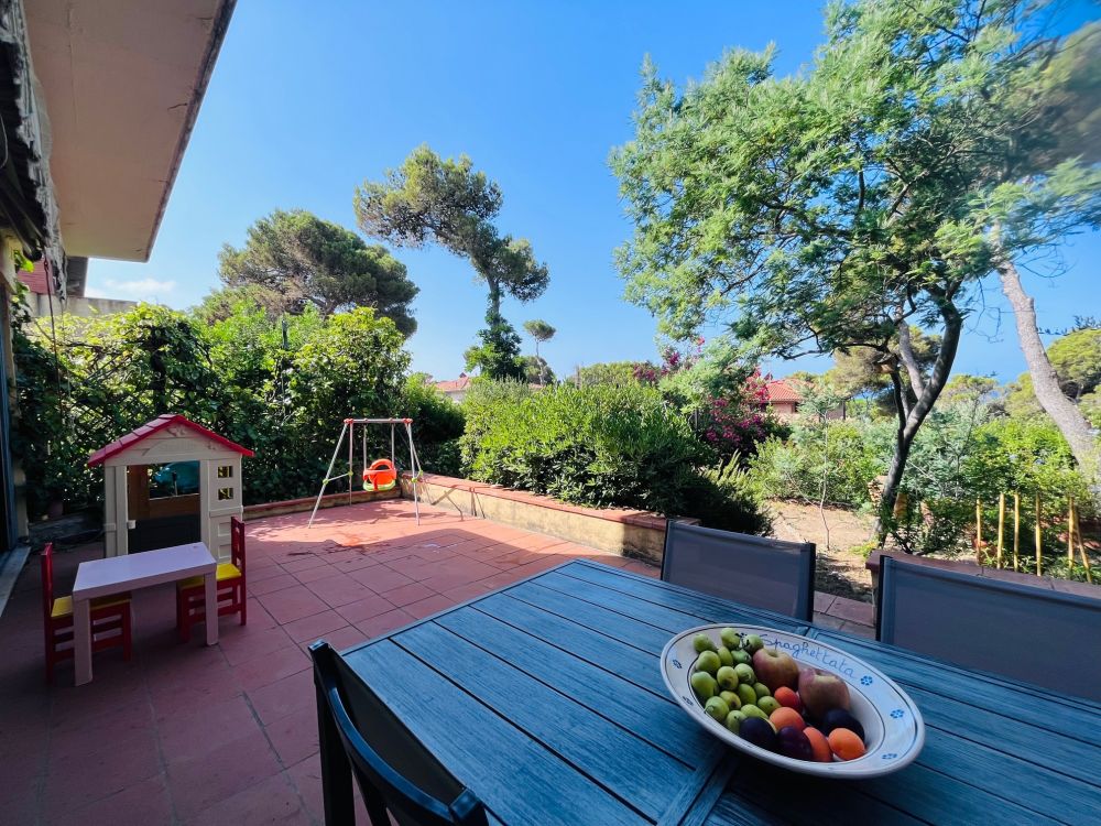 Villa con Giardino in Vendita a Livorno zona Quercianella