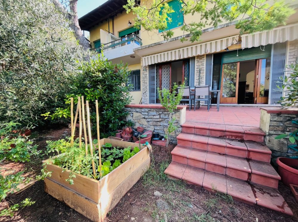 Villa con Giardino in Vendita a Livorno zona Quercianella