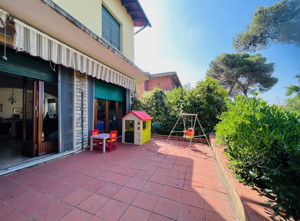 Villa con Giardino in Vendita a Livorno zona Quercianella