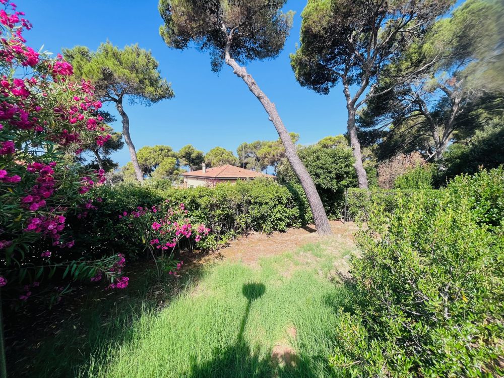 Villa con Giardino in Vendita a Livorno zona Quercianella