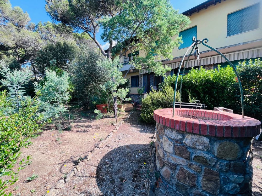 Villa con Giardino in Vendita a Livorno zona Quercianella