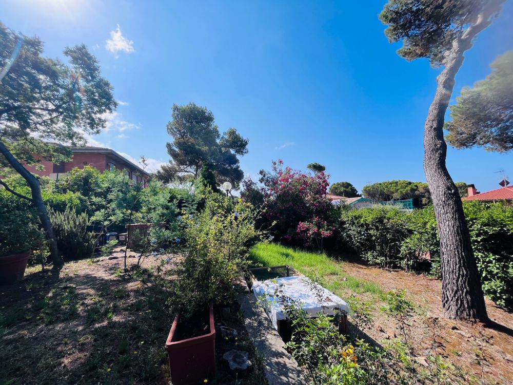 Villa con Giardino in Vendita a Livorno zona Quercianella