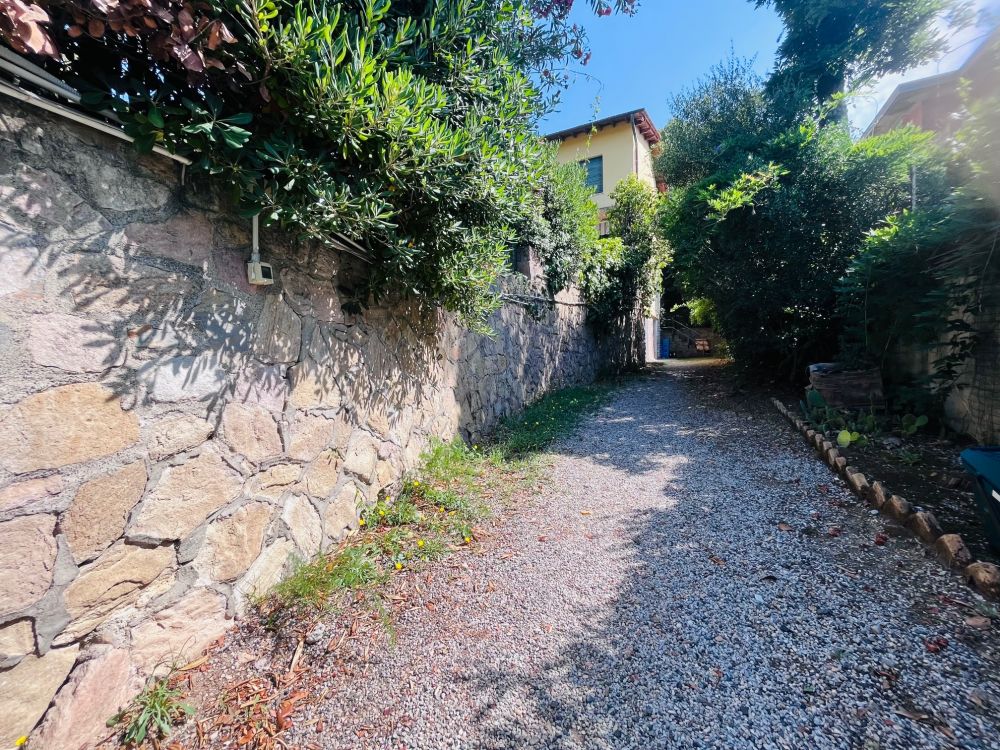 Villa con Giardino in Vendita a Livorno zona Quercianella