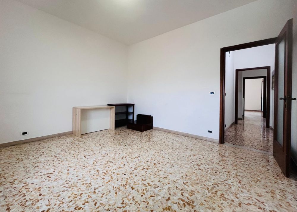 Appartamento in vendita a Livorno buone condizioni 2 camere matrimoniali zona Garibaldi-Zola