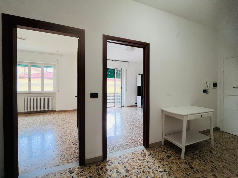 Appartamento in vendita a Livorno buone condizioni 2 camere matrimoniali zona Garibaldi-Zola