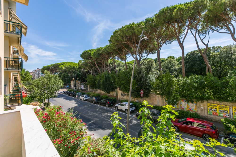 Appartamento trilocale con balcone completamente ristrutturato a nuovo in vendita a Livorno zona Fabbricotti